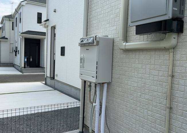 【発電・温水設備】 | 省エネ給湯器とは従来型の給湯器より熱効率が高く、少ない燃料でたくさんのお湯を沸かすことが出来る高効率な給湯器のことを指します。また、省エネ給湯器には種類があり、利便性や効果なども様々です。