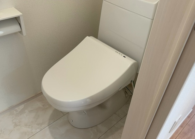 【トイレ】 | トイレは大きさや形、機能、抗菌性などが異なる多種多彩なタイプが各メーカーから出ています。それぞれに良さがあるため、事前にどういったタイプのトイレがいいのかをご家庭内で決めて、内見に行くといいでしょう。