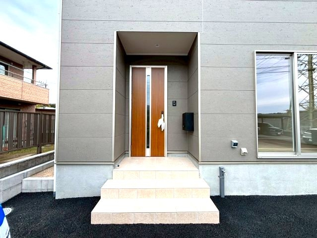 明和1丁目　新築戸建ての玄関|ポストやTVモニターインターフォンも設置済です。
