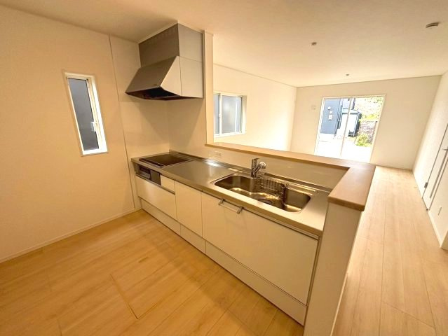 明和1丁目　新築戸建てのキッチン|火の元安心のIHクッキングひたー！お子様とお料理を楽しめます。