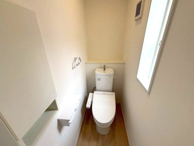 明和1丁目　新築戸建てのトイレ|1階の温水洗浄便座トイレです。