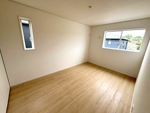 明和1丁目　新築戸建ての洋室|6.7帖の洋室は主寝室にいかがでしょうか。