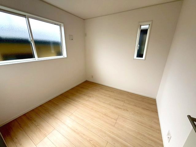 明和1丁目　新築戸建ての洋室|4.5帖の洋室です、2面採光で明るく子供部屋におすすめです。
