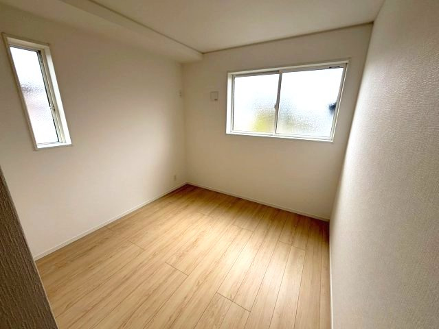 明和1丁目　新築戸建ての洋室|5帖の洋室です。摺りガラスになっており、お隣も気になりません。