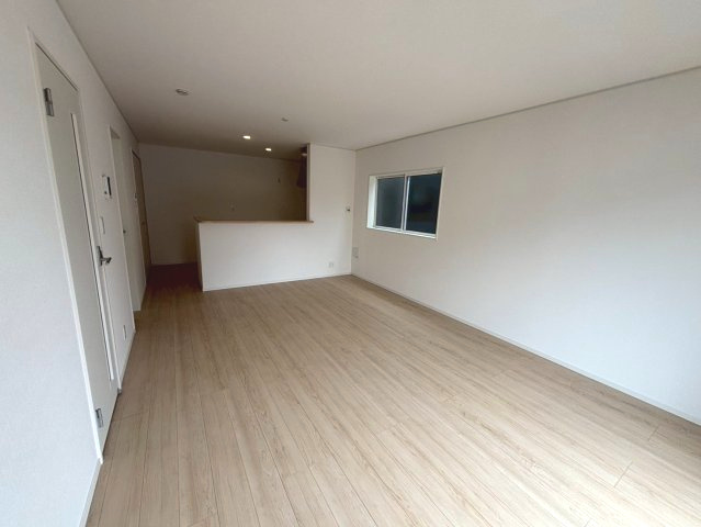 明和1丁目　新築戸建ての居間・リビング|17帖のLDKは家具を置いても十分な広さです。