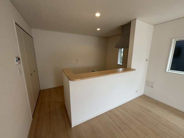 明和1丁目　新築戸建てのキッチン|リビングを見渡せるカウンターキッチンです。