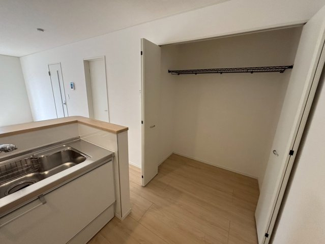 明和1丁目　新築戸建ての収納|キッチンの横にはクローゼット収納があり、パントリーとしても役立ちます。