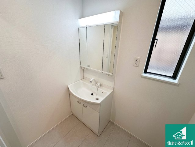 神戸市垂水区乙木　新築一戸建ての独立洗面台|清潔感のある洗面台です。フラットな鏡は掃除がしやすく毎日清潔！鏡裏には収納があるのでスッキリとした洗面台が保てます。