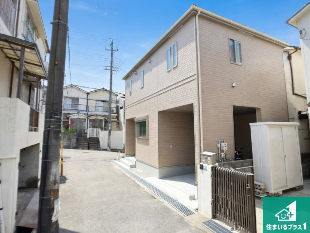 神戸市垂水区乙木　新築一戸建ての前面道路含む現地写真|周辺は閑静な住宅街！前面道路広々で車の出し入れも便利です。駐車が苦手な方でも安心して車庫入れできます！