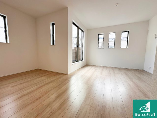 神戸市垂水区乙木　新築一戸建ての居間・リビング|日当たり良好の明るいリビングで朝の目覚めもスッキリできそう！対面キッチンでご家族のコミュニケーションも自然と増える設計！小さなお子様が遊ぶスペースを作っても広々とくつろげるLDK！