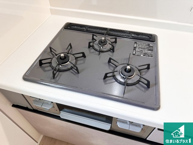 神戸市垂水区乙木　新築一戸建ての設備|ダブル高火力Ｓｉセンサー付きコンロ！３口あるので、まとめて料理をする時も大活躍！