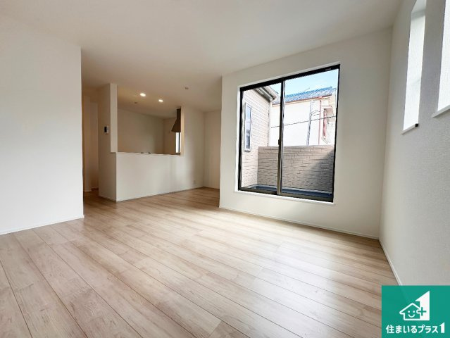 神戸市垂水区乙木　新築一戸建ての居間・リビング|日当たり良好の明るいリビングで朝の目覚めもスッキリできそう！対面キッチンでご家族のコミュニケーションも自然と増える設計！小さなお子様が遊ぶスペースを作っても広々とくつろげるLDK！