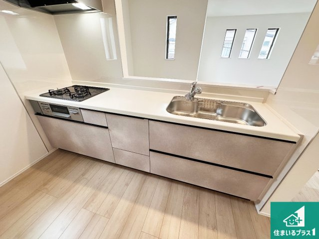 神戸市垂水区乙木　新築一戸建てのキッチン|リビングと統一感があり、使い勝手のいいキッチン。広々としているので、二人並んで作業が出来ちゃいます。お子様と一緒に色々なお料理に挑戦できるスペースがあります。