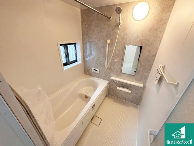 神戸市垂水区乙木　新築一戸建ての浴室|足をゆったり伸ばして寛げる浴槽です。窓が設けられていますので差し込む光が明るく穏やかな雰囲気にしてくれます♪浴室乾燥機も設置しているので、雨の日の洗濯物も安心です♪