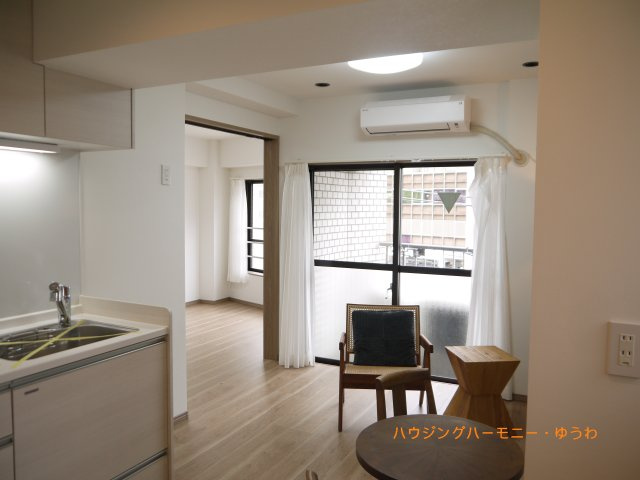 【キッチン】 | ＧＳハイム巣鴨 | 居心地のいい暮らしには欠かせない眩い採光。ゆったりとした幅の窓からこの空間に降り注ぐ採光が絶えません。