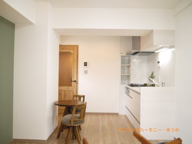 【居間・リビング】 | ＧＳハイム巣鴨 | 居心地のいい暮らしには欠かせない眩い採光。ゆったりとした幅の窓からこの空間に降り注ぐ採光が絶えません。