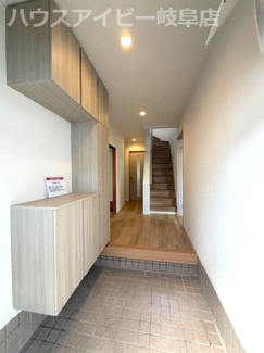 【玄関】 | 瑞穂市別府再生住宅登場です♪JR穂積駅まで徒歩9分です♪お車縦列2台可能！水回りすべて新品交換！ | 瑞穂市別府再生住宅登場です♪JR穂積駅まで徒歩9分です♪お車縦列2台可能！水回りすべて新品交換！