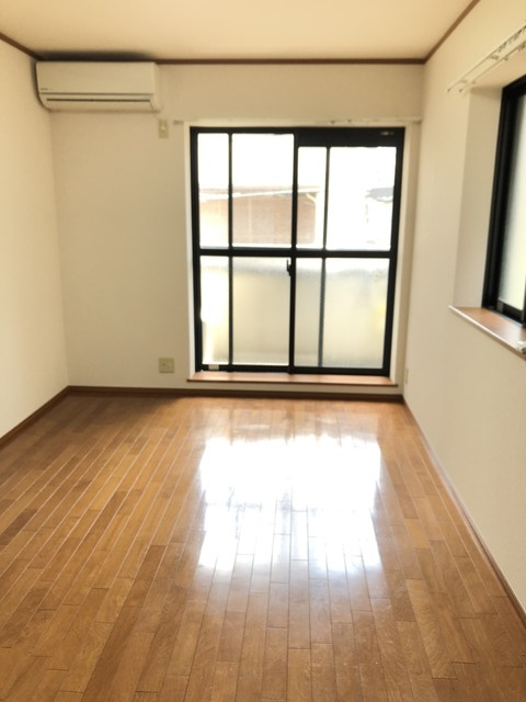 パサニア白金の居間・リビング|★明るいフローリングの角部屋です★