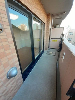 【バルコニー】 | ラポール西大島 イースト | 暖かな日差しのふりそそぐバルコニー