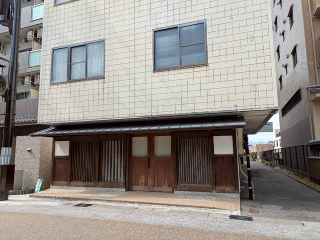 草津市草津２丁目の店舗事務所のエントランス