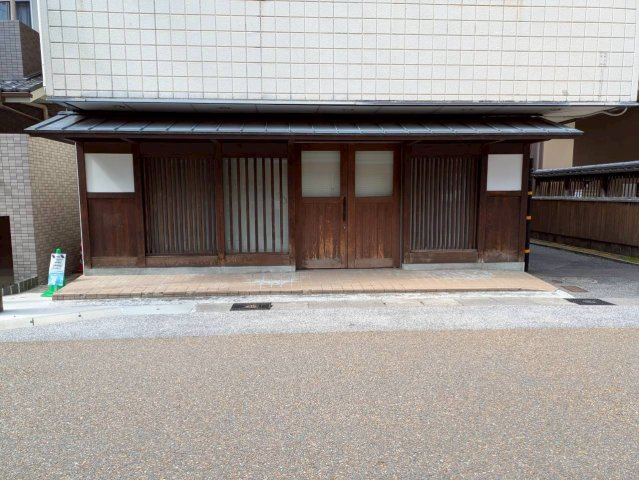 草津市草津２丁目の店舗事務所のエントランス