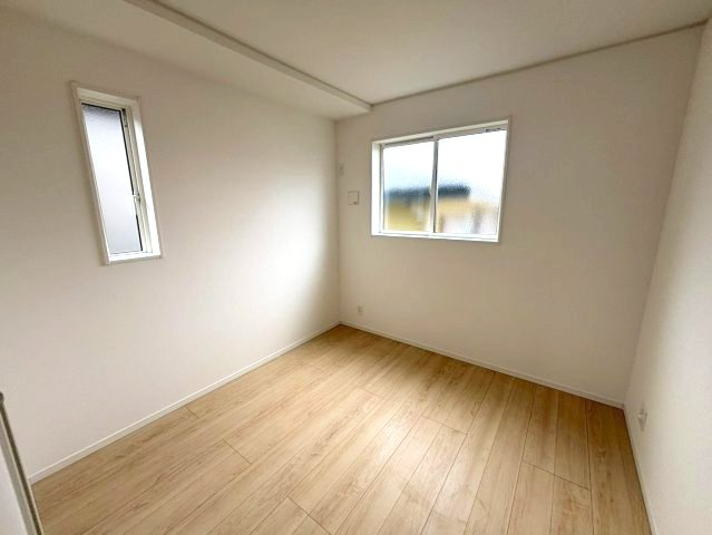 明和1丁目　新築戸建ての洋室|2面採光の明るい洋室です。子供部屋にいかがでしょうか。