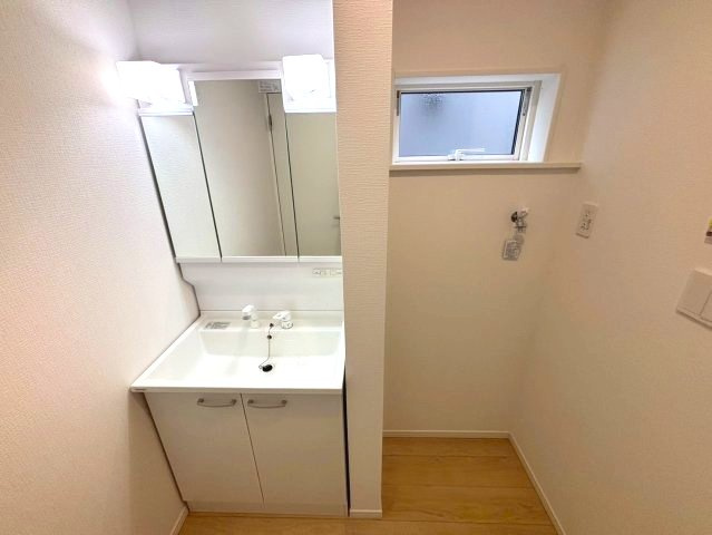 明和1丁目　新築戸建ての洗面所|三面鏡洗面台のある洗面脱衣所です。