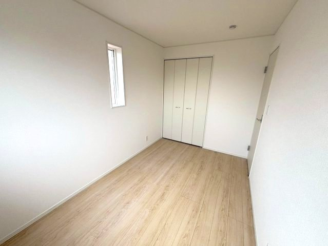 明和1丁目　新築戸建ての洋室|5帖の洋室です。クローゼット収納付きです。