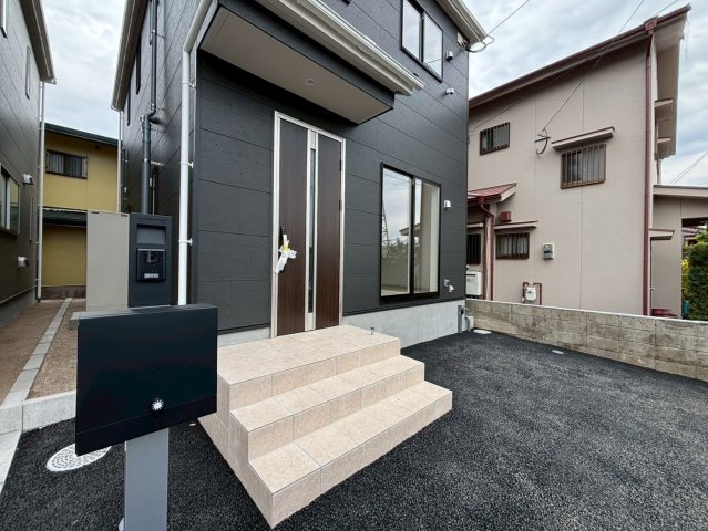 明和1丁目　新築戸建ての玄関|ポストやTVモニター付きインターフォンを設置済。