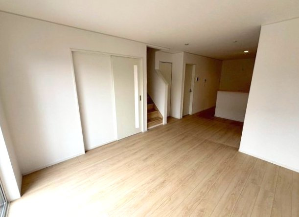 明和1丁目　新築戸建ての居間・リビング|16帖のLDKです。