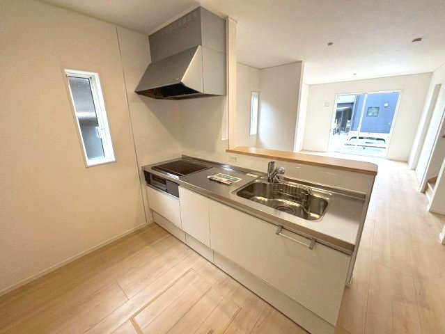 明和1丁目　新築戸建てのキッチン|リビングを見渡せる対面式キッチン。IHクッキングヒーターで火の元も安心です。