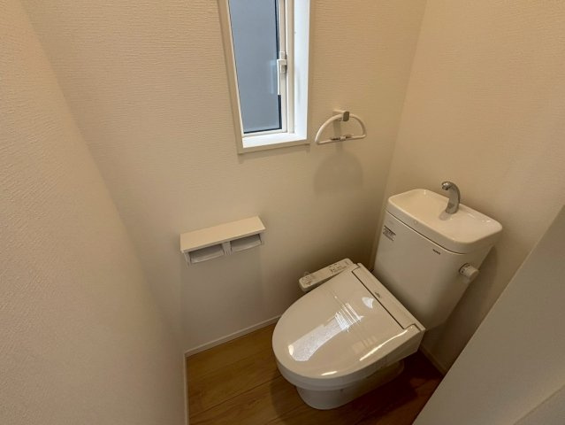 明和1丁目　新築戸建てのトイレ|1階の温水洗浄便座トイレです。
