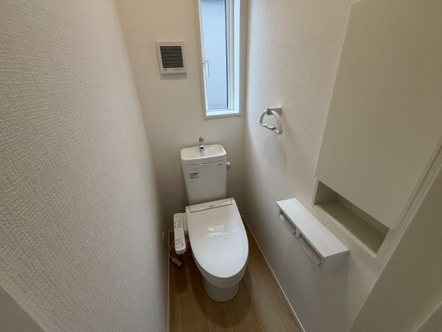 明和1丁目　新築戸建てのトイレ|2階の温水洗浄便座トイレです。
