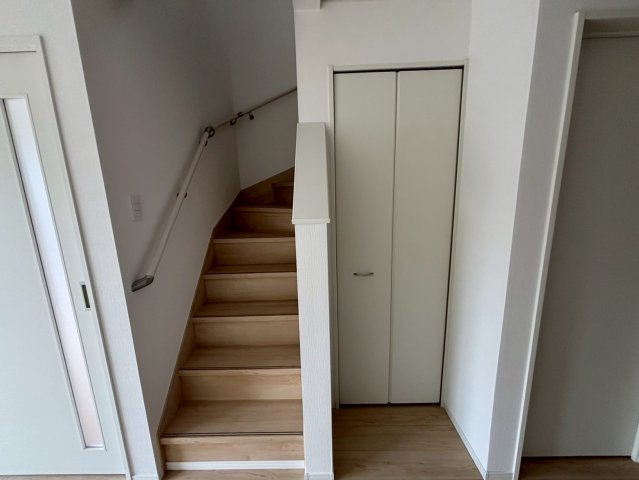 明和1丁目　新築戸建ての収納|リビング階段を採用。リビング収納もあります。