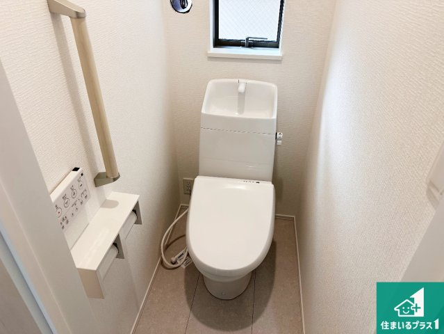 神戸市垂水区乙木　新築一戸建てのトイレ|1・2階の2ヶ所にあるので、朝の忙しい時間の順番待ちもなく、深夜の利用にも大変便利です。