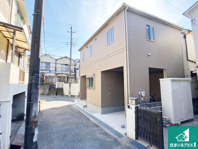 神戸市垂水区乙木　新築一戸建ての前面道路含む現地写真|周辺は閑静な住宅街！前面道路広々で車の出し入れも便利です。駐車が苦手な方でも安心して車庫入れできます！