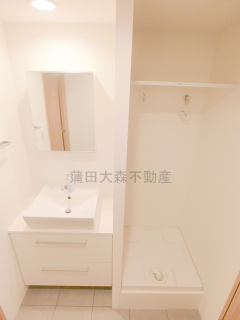 GRAN PASEO大森Ⅲの洗面所|洗面脱衣所　独立洗面台　棚付きの洗濯機置き場