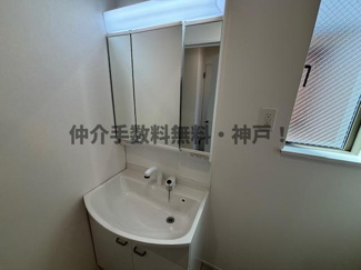 【独立洗面台】 | 神戸市垂水区乙木2丁目　新築戸建　仲介手数料無料！ | 独立洗面台、小物を置くことができて便利です