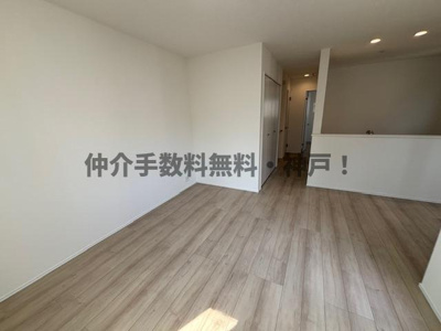【居間・リビング】 | 神戸市垂水区乙木2丁目　新築戸建　仲介手数料無料！ | こちらの居間で趣味の時間をお楽しみください