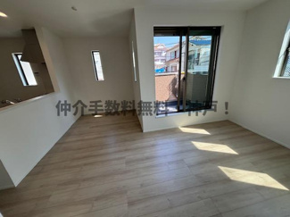 【居間・リビング】 | 神戸市垂水区乙木2丁目　新築戸建　仲介手数料無料！ | こちらのリビングで趣味の時間をお楽しみください