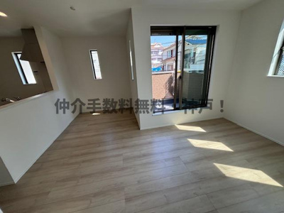 【居間・リビング】 | 神戸市垂水区乙木2丁目　新築戸建　仲介手数料無料！ | こちらのリビングで趣味の時間をお楽しみください