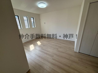 【居間・リビング】 | 神戸市垂水区乙木2丁目　新築戸建　仲介手数料無料！ | 使いやすいリビングです
