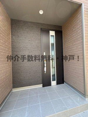 【玄関】 | 神戸市垂水区乙木2丁目　新築戸建　仲介手数料無料！ | 落ち着いた玄関です