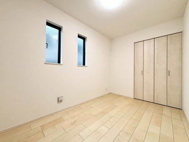 杉並区荻窪1丁目　 新築戸建の洋室|全居室は2面採光のため、通風や採光性を高めてくれます。明るく開放的で快適な居住空間を実現！

現地ご見学希望・資料請求などお気軽にお問い合わせ下さい！
03-5990-5201