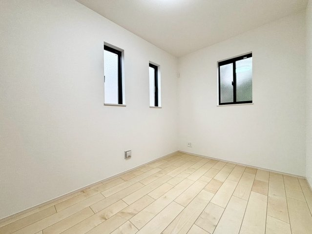 杉並区荻窪1丁目　 新築戸建の洋室|白を基調としたお部屋は光を反射するため、お部屋が明るく美しく見えますね！

現地ご見学希望・資料請求などお気軽にお問い合わせ下さい！
03-5990-5201