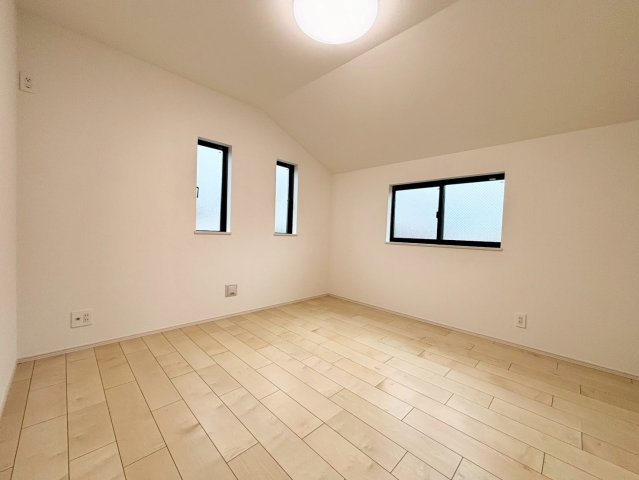 杉並区荻窪1丁目　 新築戸建の洋室|自分だけのプライベート空間。明るく温もりを感じることができる居室です。

現地ご見学希望・資料請求などお気軽にお問い合わせ下さい！
03-5990-5201