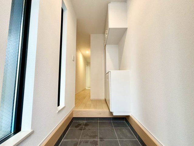 杉並区荻窪1丁目　 新築戸建の玄関|玄関横にはシューズボックスがついているため、片付いた玄関がキープできます！

現地ご見学希望・資料請求などお気軽にお問い合わせ下さい！
03-5990-5201