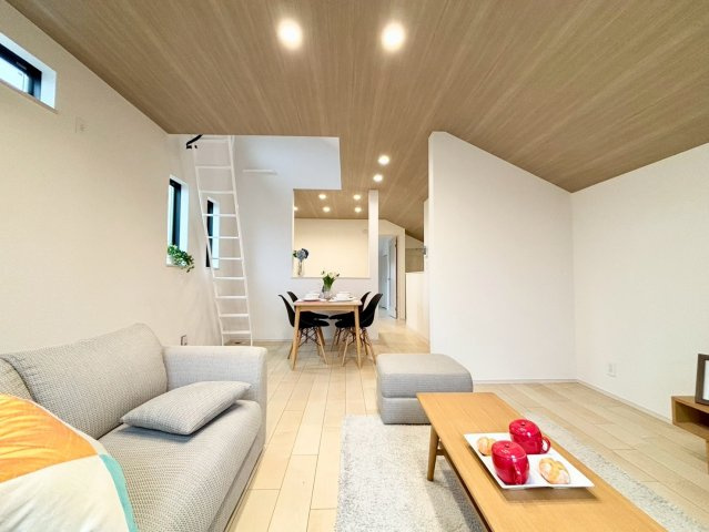 杉並区荻窪1丁目　 新築戸建の居間・リビング|16.5帖の広いリビングはご家族が自然と集まる居心地の良い空間。

現地ご見学希望・資料請求などお気軽にお問い合わせ下さい！
03-5990-5201