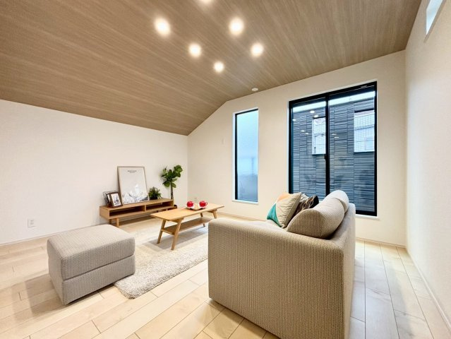 杉並区荻窪1丁目　 新築戸建の居間・リビング|大切なご家族が集まるからこそこだわりたいLDK。お子様が元気に走り回っている姿が目に浮かぶ空間です。

現地ご見学希望・資料請求などお気軽にお問い合わせ下さい！
03-5990-5201