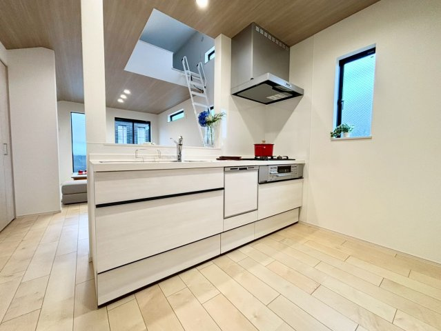 杉並区荻窪1丁目　 新築戸建のキッチン|お料理をしながらご家族の様子を見渡せる対面式キッチン。ビルトイン食洗機付きで家事の負担を軽減します。

現地ご見学希望・資料請求などお気軽にお問い合わせ下さい！
03-5990-5201